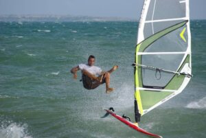 Somogyvári Balázs, Magyar Surf Ikon. Szabad életsílus és szabd gondolkodás. Windsurf, Kitesurf és Surf sportok szerelmese és influenzer a fiatal közösségnek
