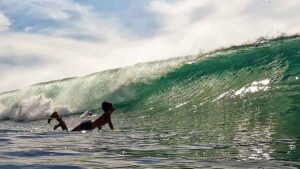 Hullámlovaglás, magyar portálja. Surf mint Olimpiai sportág, de a vesenyzés nem a legtöbb amit a surf ad nekünk.
