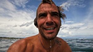 Somogyvári Balázs, Magyar Surf Ikon. Szabad életsílus és szabd gondolkodás. Windsurf, Kitesurf és Surf sportok szerelmese és influenzer a fiatal közösségnek
